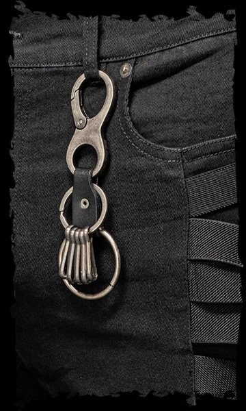 Schlüsselanhänger verziert mit Karabiner und kleinen Haken