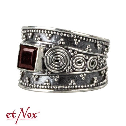 Silver ring 'Bali Classic' with garnet