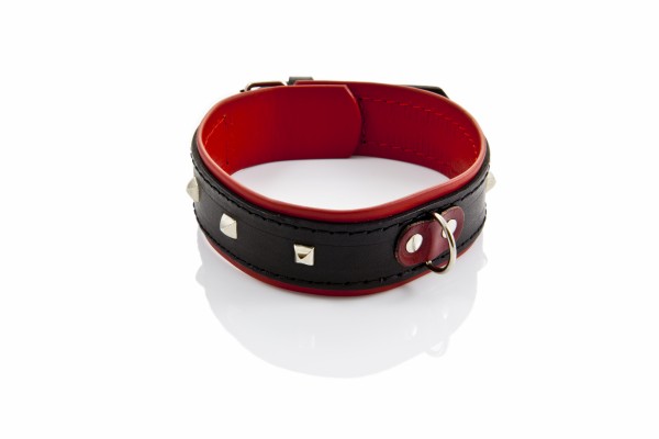 Wide Black-Red Collar