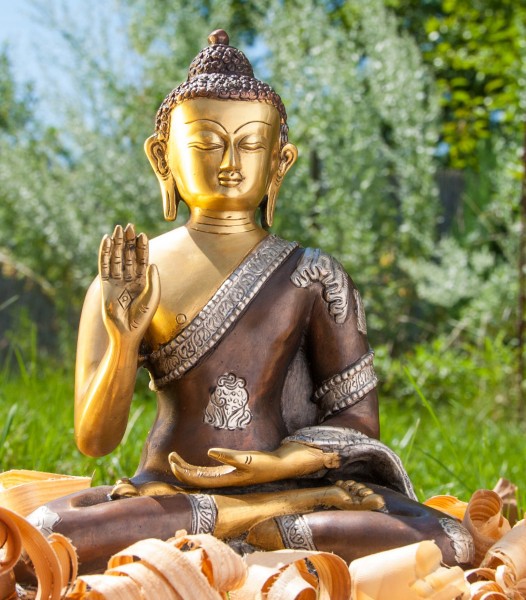 Dreifarbiger Amogasiddhi Buddha sitzend