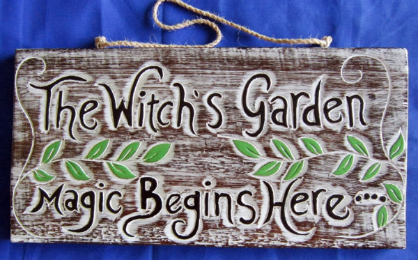Schild 'Witches Garden'