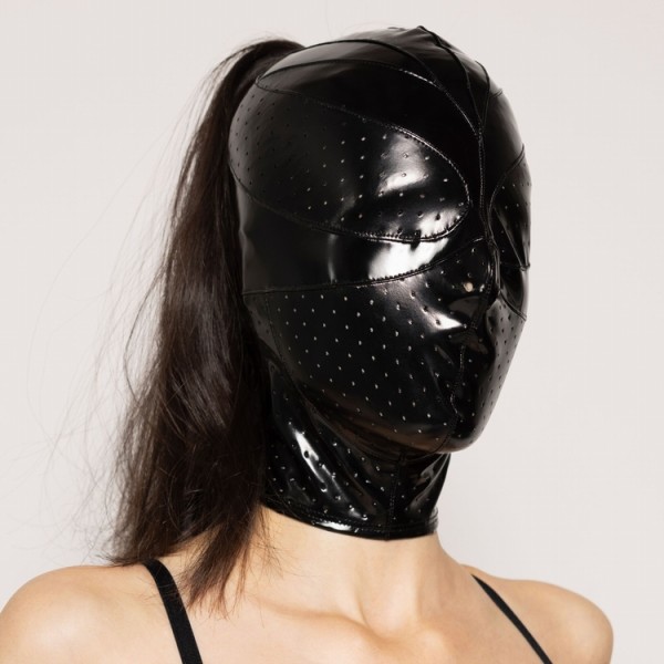 Closed varnish mask with dotted front and hair opening
